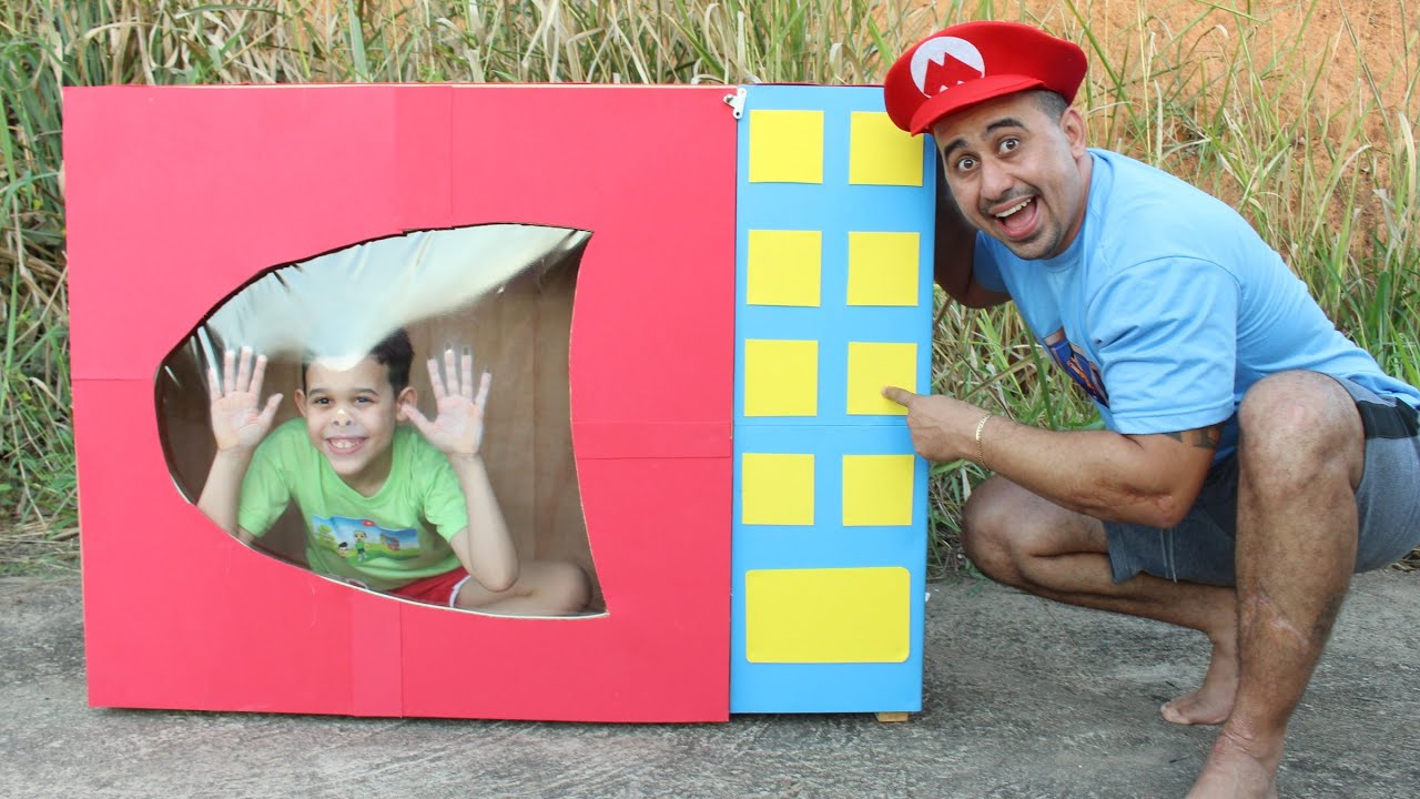 LUCAS E PAPAI BRINCAM COM MICRO-ONDAS GIGANTE MÁGICO