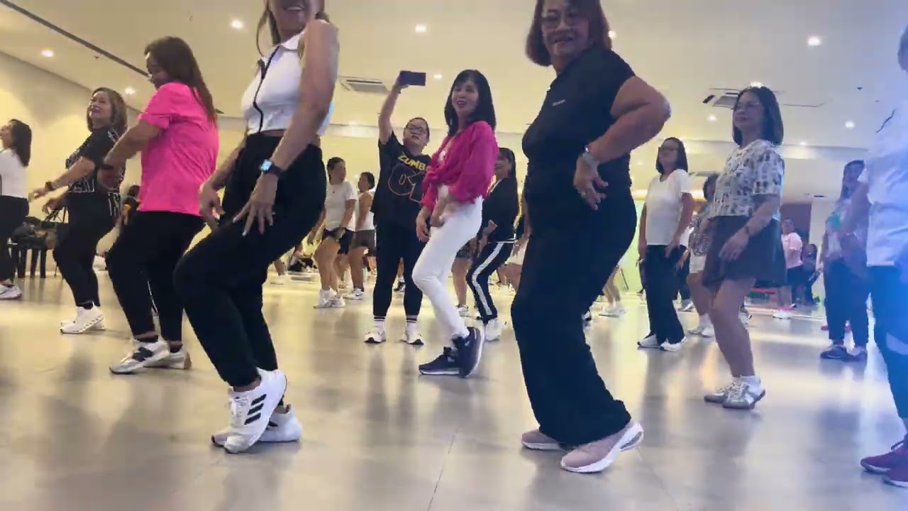 #zumbamom #dance #fitmomsinspire #zumba #zumbafitness #zumbadance 