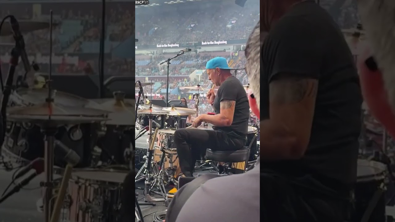 Controversial Drum Battle: Chad Smith vs. Travis Barker #Shorts #ChadSmith #TravisBarker