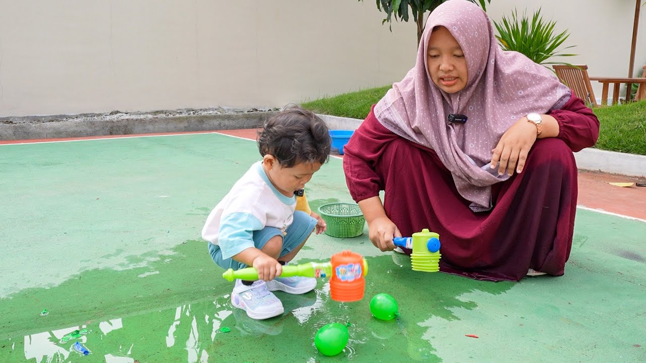 ARACELLI MEMISAHKAN BALON AIR DAN MELETUSKANNYA - Kids Playing Balloons