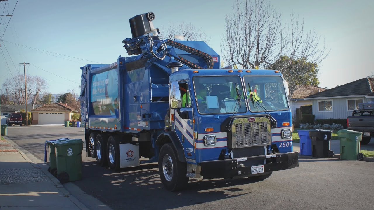 Republic Services | The New Heil Command-SST Garbage Truck