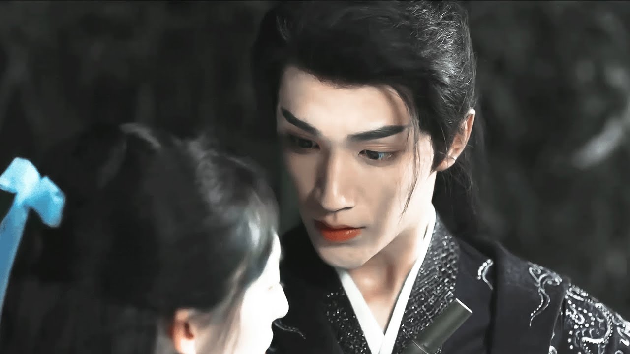 日久生情！灰姑娘為救惡魔城主被刺傷，惡魔城主心疼不已，為她上藥💖【婉婉如夢霄 Part For Ever】#cdrama #movie #古装 #爱情 ##婉婉如梦霄