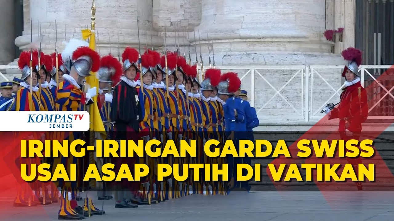 Iring iringan Garda Swiss dan Marching Band usai Asap Putih Keluar dari Cerobong Kapel Sistina
