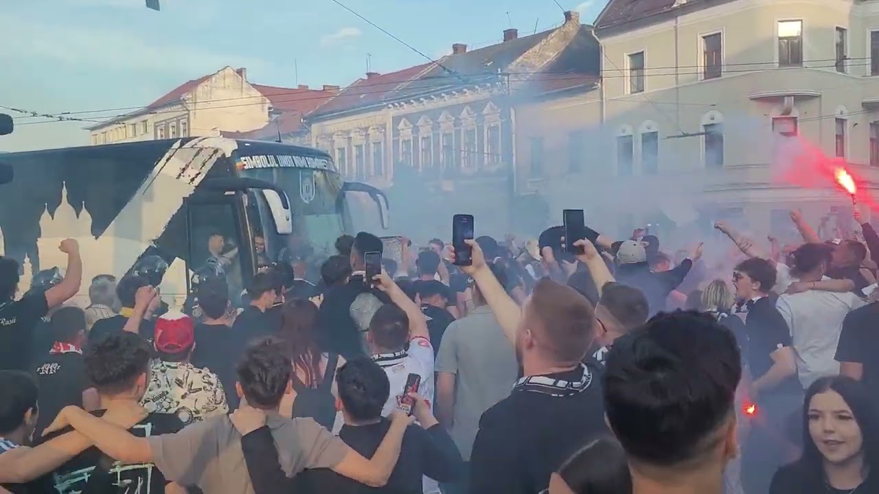 Fanii Universității întâmpină autocarul echipei înainte de CFR - U Cluj