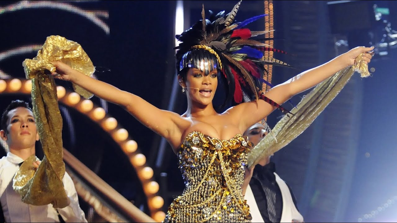 Rihanna - Vogue (Live at Fashion Rocks 2008)HD
