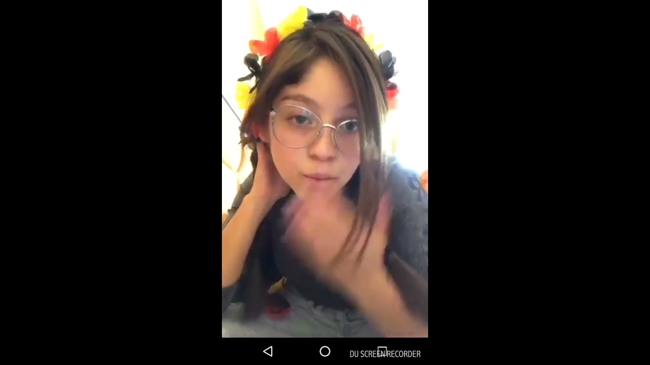 Karol Sevilla abriendo regalos en Europa