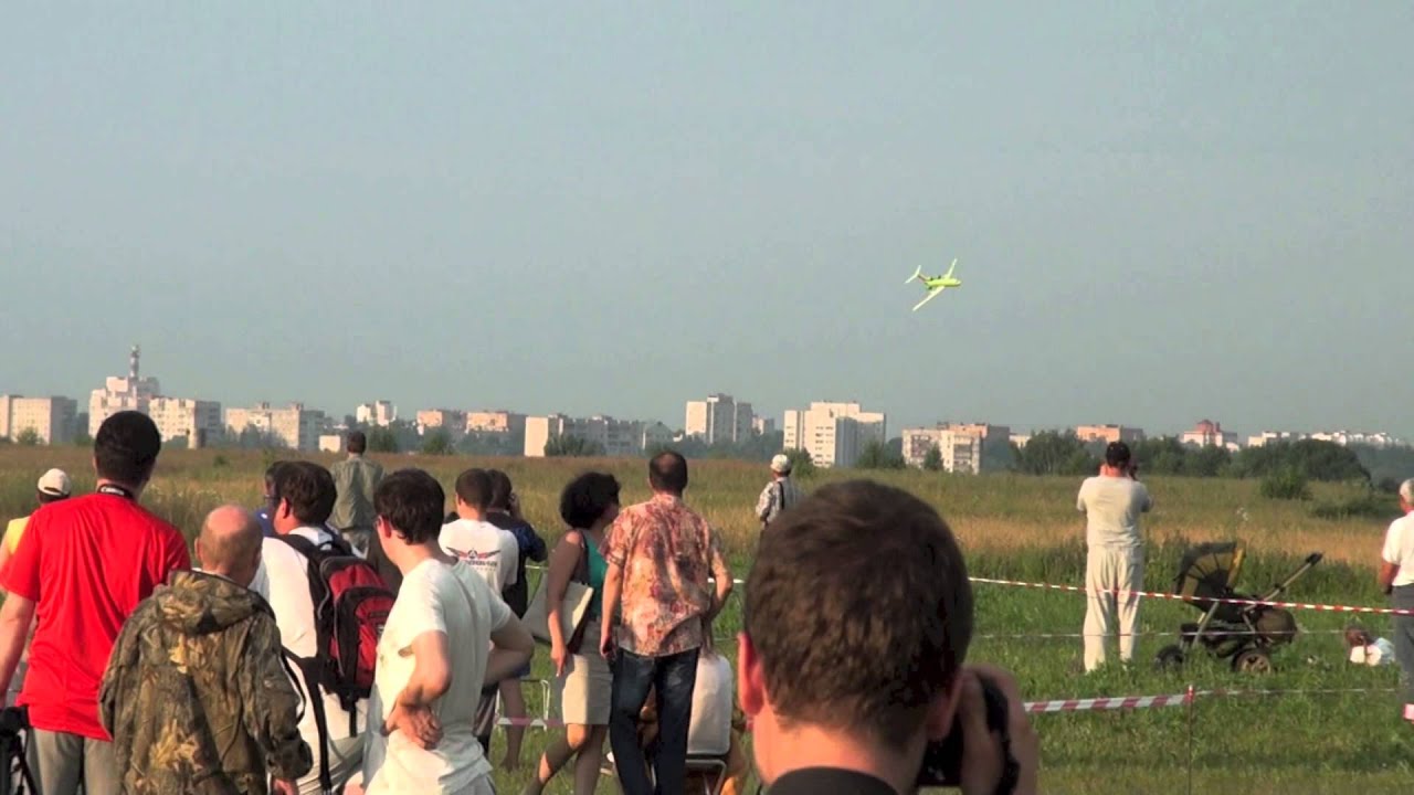 Show flight of scale model TU-154M (1:16 scale)