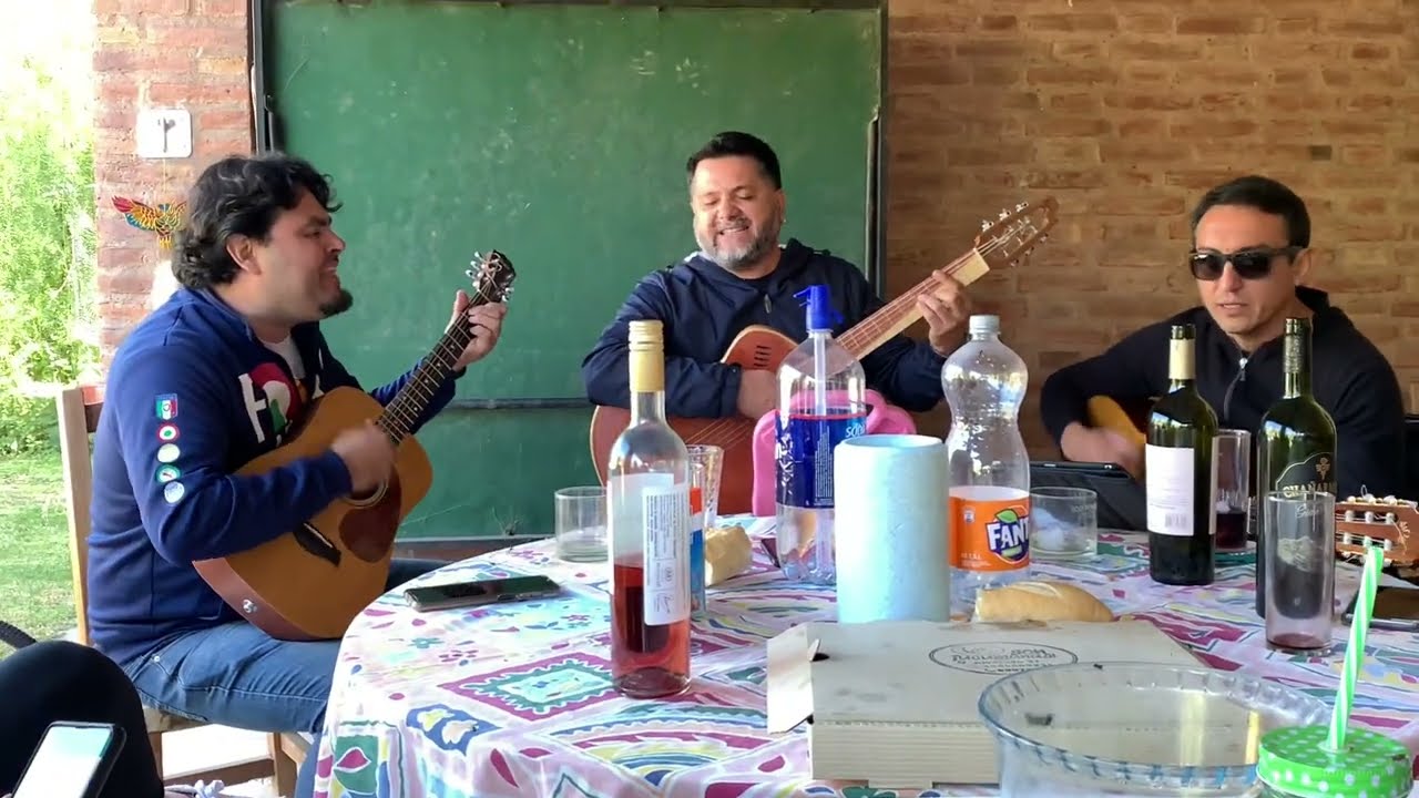 Orellana Lucca y Jorge Rojas “guitarra compañera” ensayo y guitarreada en la Banda.