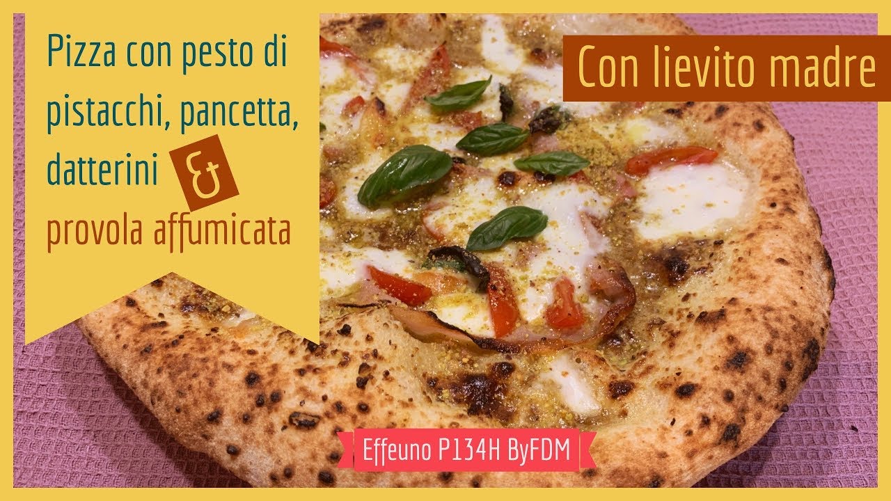 Pizza al pesto di pistacchi, pancetta, provola affumicata, datterini