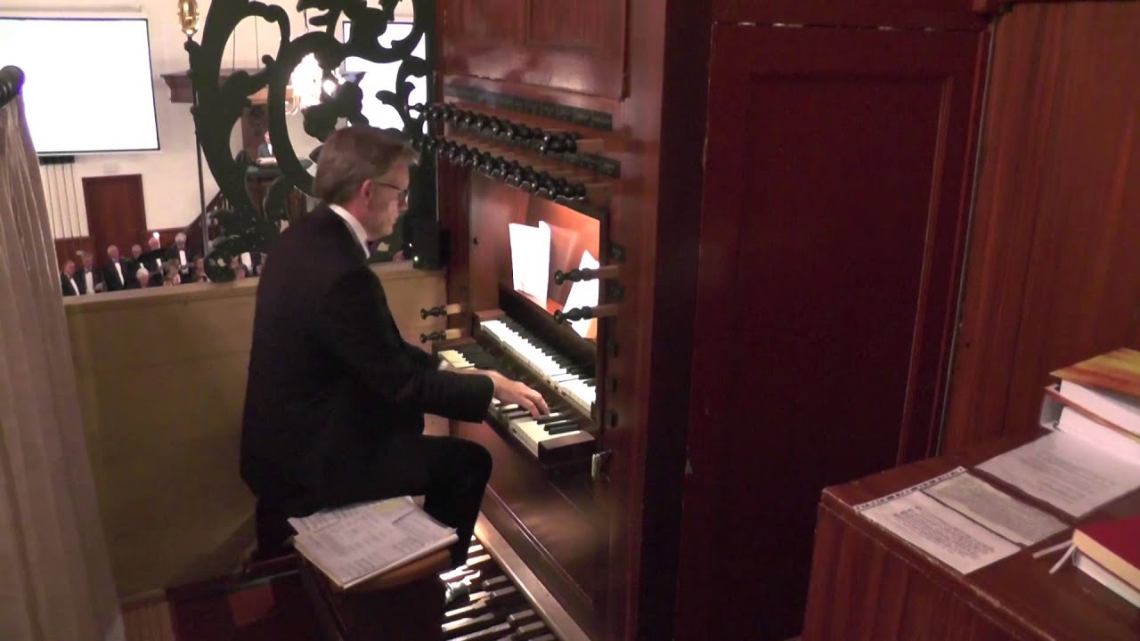Johan Bredewout bespeelt het orgel van de Van Dedemkerk te Dedemsvaart