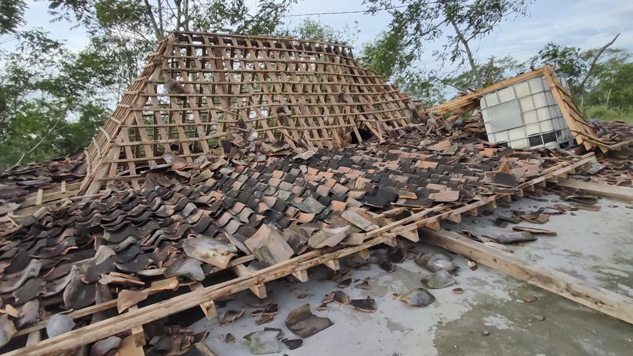 RUMAH ANTIK LERENG MERAPI ROBOH DITERJANG ANGIN KENCANG 