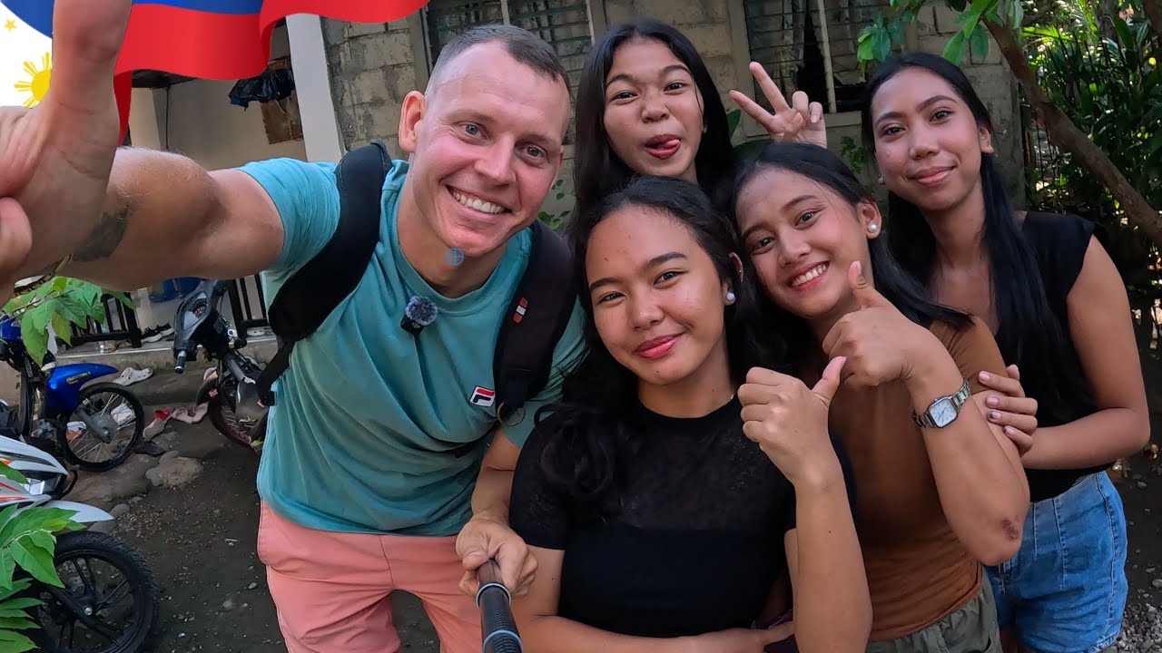 🇵🇭 Visiting Homes in a Small Philippine Town