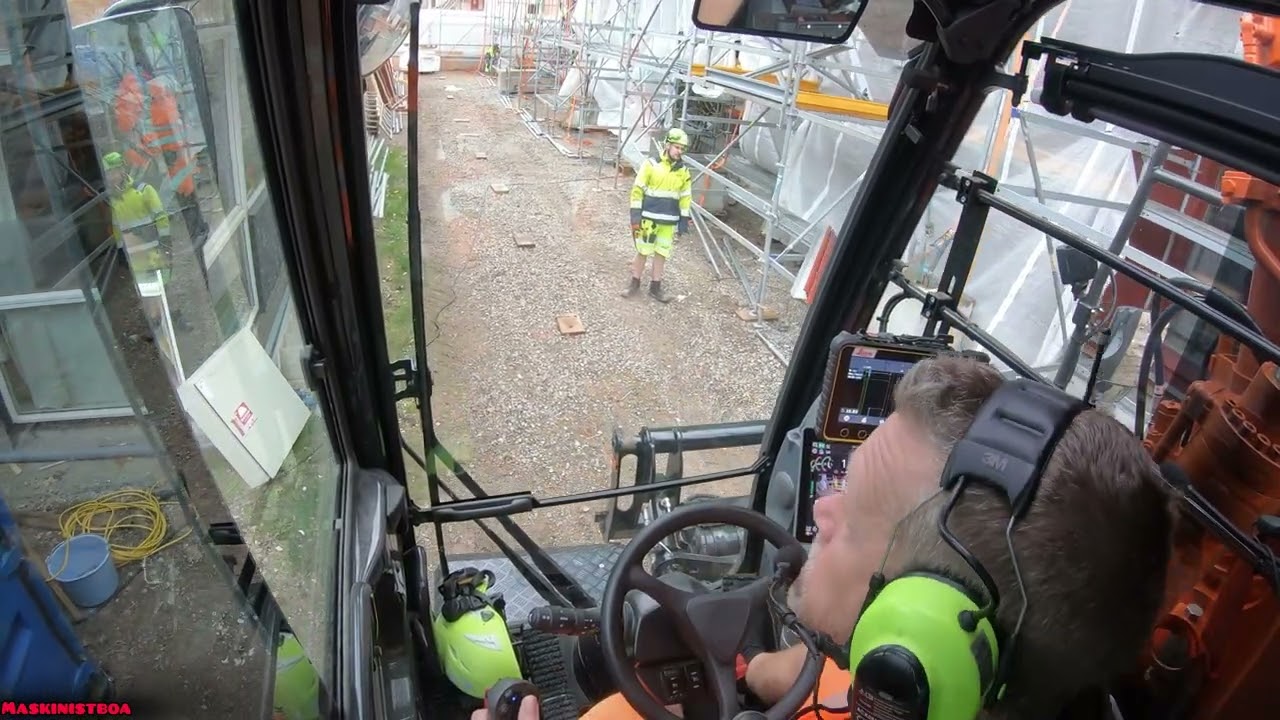 Hitachi ZX150-7 with Rototilt doing ordinary rubberduck job 😃