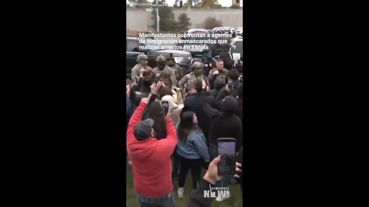 Протестующие противостоят иммиграционным агентам в масках, производящим аресты в Иллинойсе