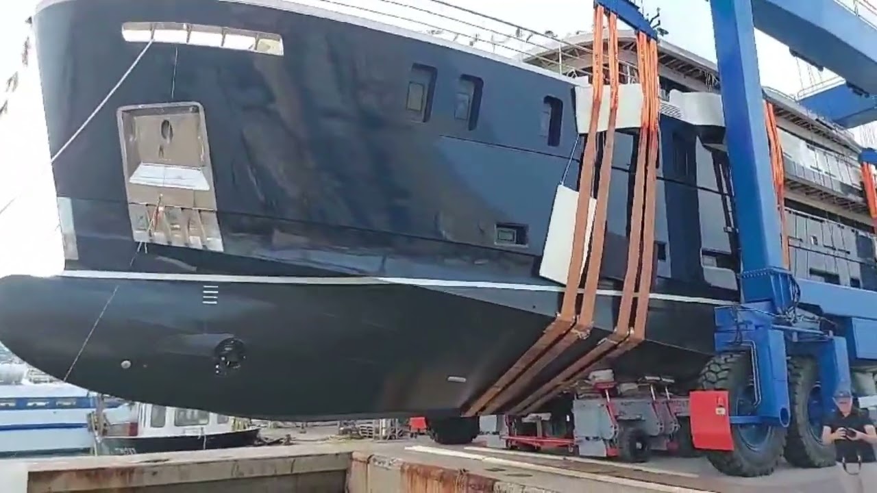 Il varo del luxury yacht Cheyenne al porto di Termoli