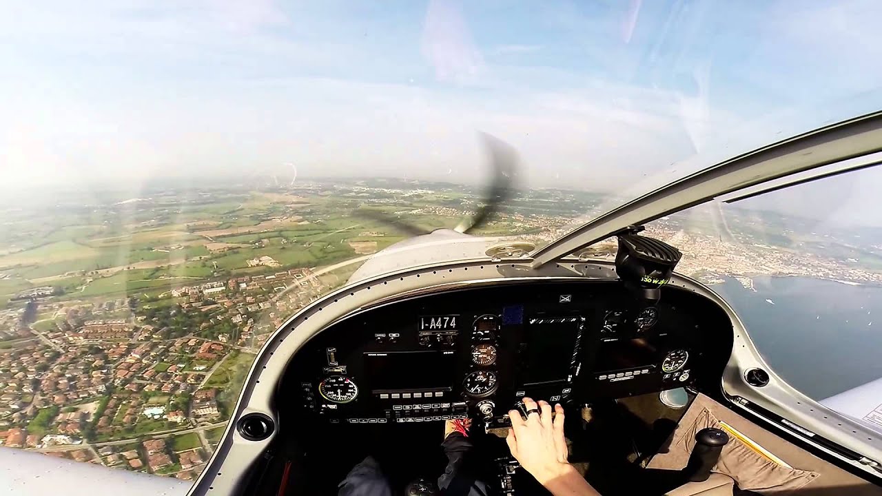 Volo con stallo sul lago con fonia
