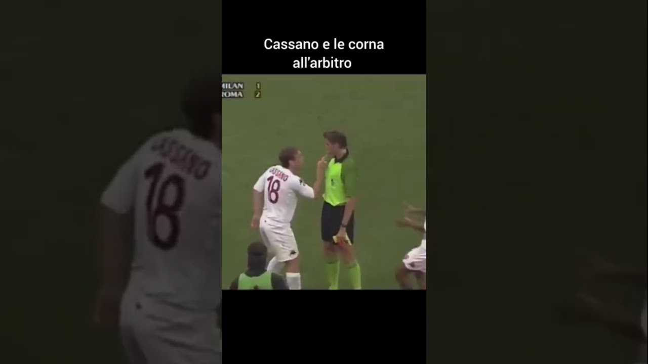 Cassano e le corna all’arbitro.🤣