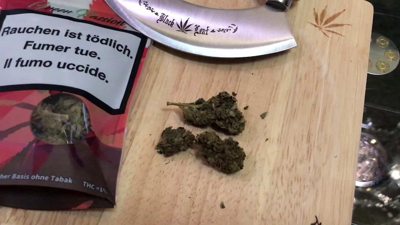 Fleurs de CBD indoor Green Passion Purple Haze - Smoke from the bong Lausanne