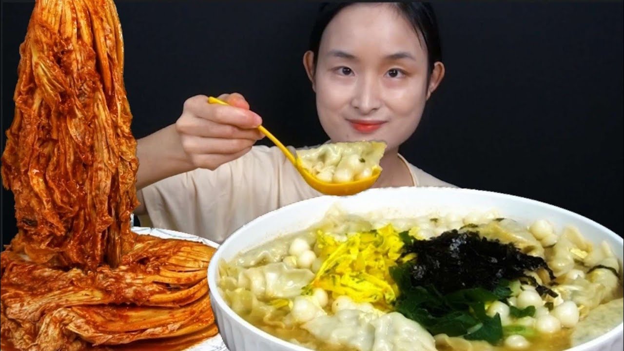 조랭이떡만둣국 잘익은 김장김치 먹방