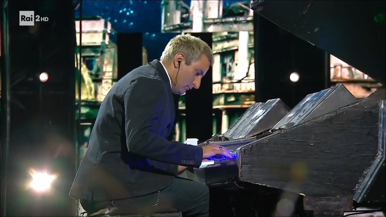 Davide Martello suona al pianoforte  