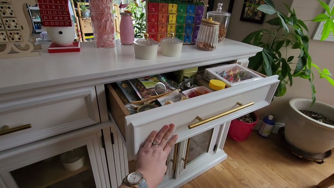 Glass kitchen cabinet. Looks so fancy