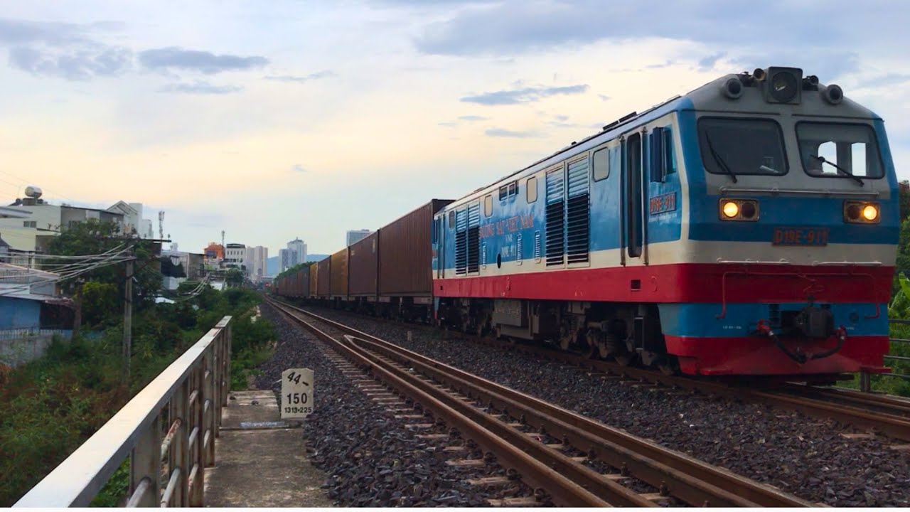 Hè 25 D19E-911 kéo tàu hàng nhanh container HH9 ( trên đường đôi ga Nha Trang) | 17h28 26/6/2025