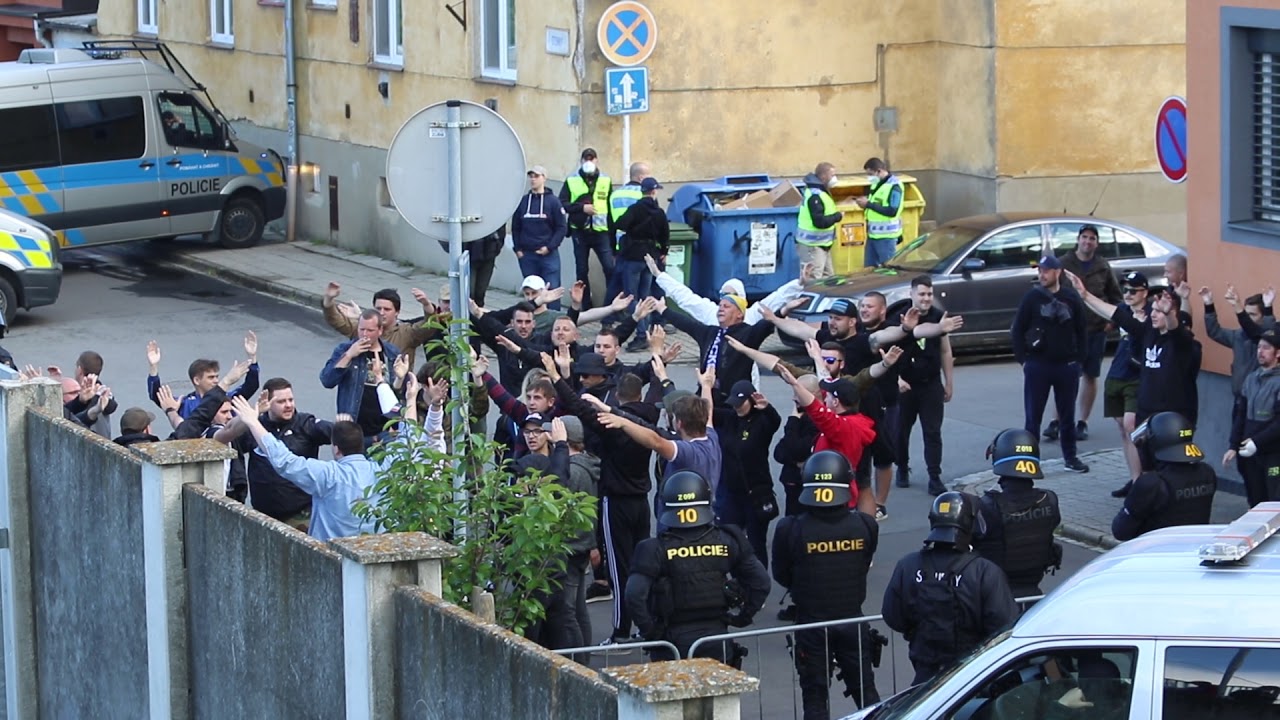 Fanoušci Zlína při derby na Slovácku za branami stadionu 2