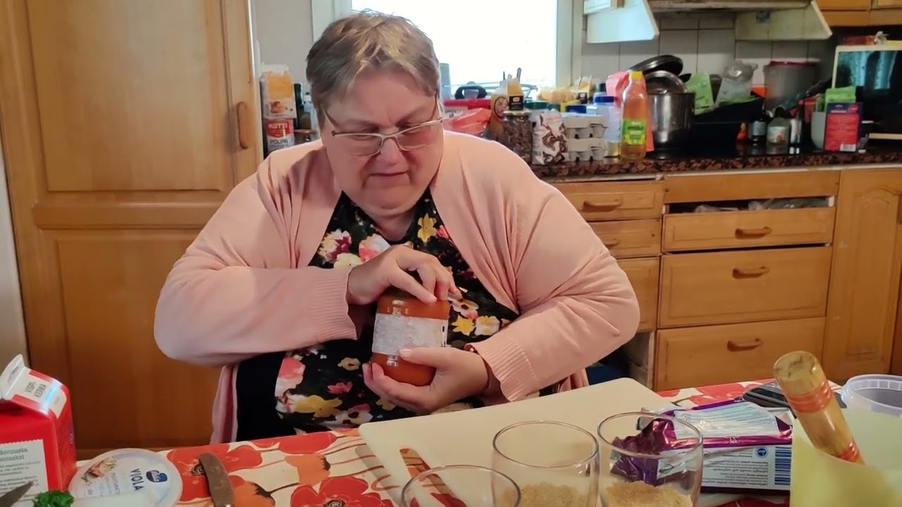 Kausi 4; Jakso 19: Kasvissosekeitto ja aprikoosi-nektariini-juustokakku - Tapahtuu mummolassa !