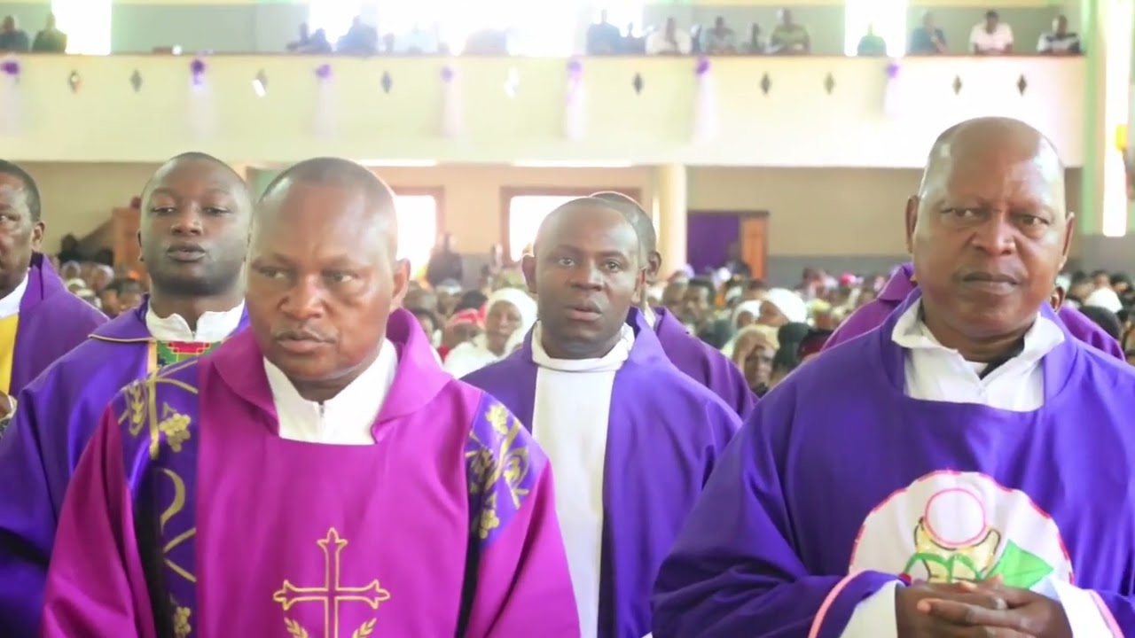#PADRE#ALIA KWA#UCHUNGU AKIADHIMISHA MISA TAKATIFU YA KUMUAGA #MAREHEMU BABA YAKE VALERIAN NJAU