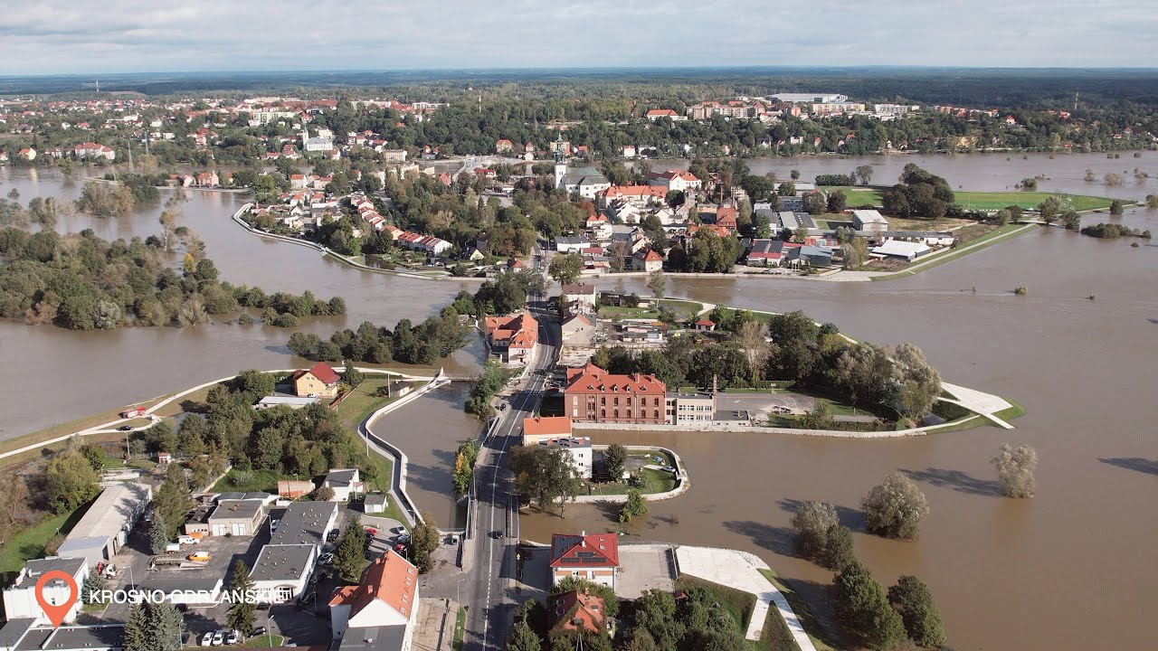 LUBUSKIE z DRONA: Krosno Odrzańskie broni się przed kulminacyjna falą powodziową 🌊 na rzece Odrze.
