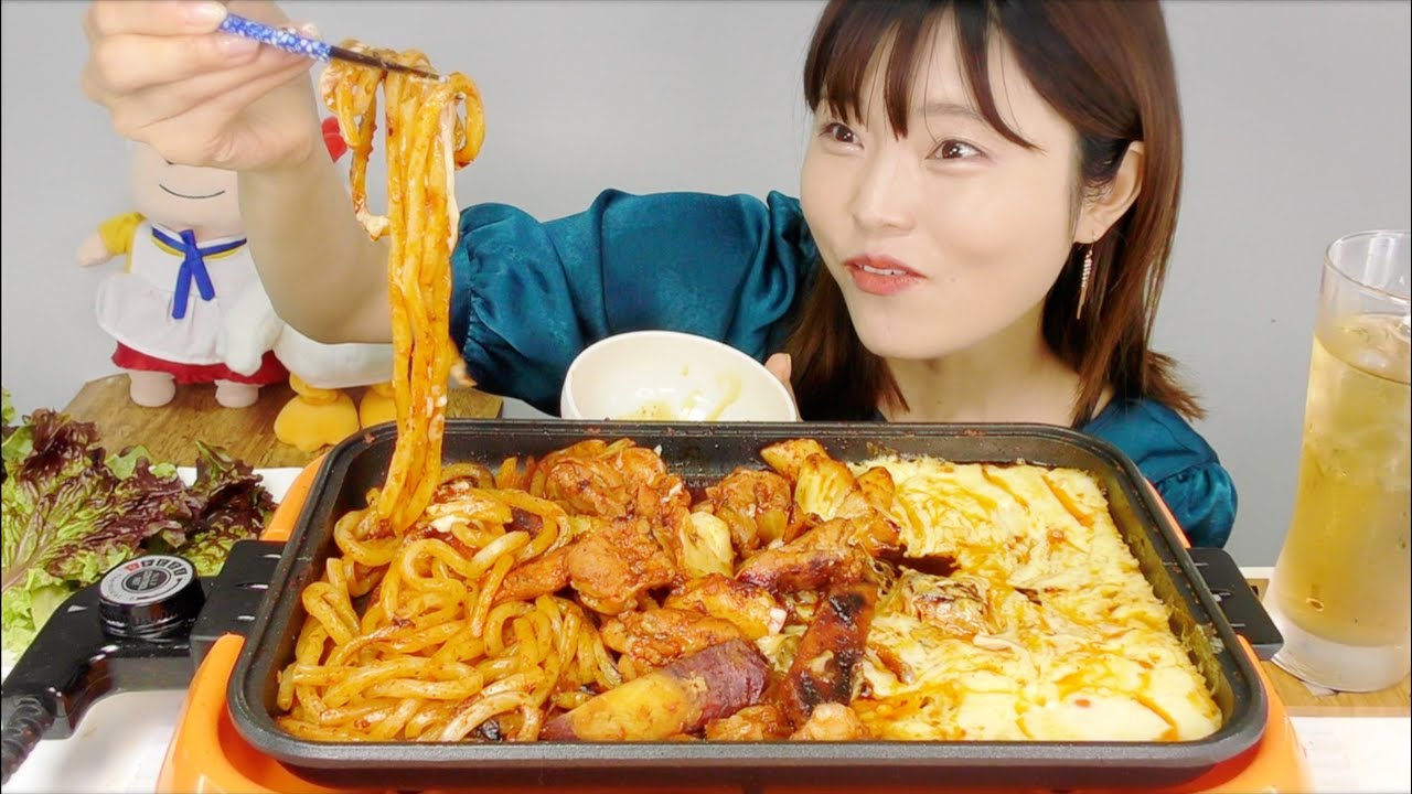 【韓国】ホットプレートでチーズタッカルビ食べる。うどんも入れてチーズもたっぷり。【モッパン】【とぎもち】