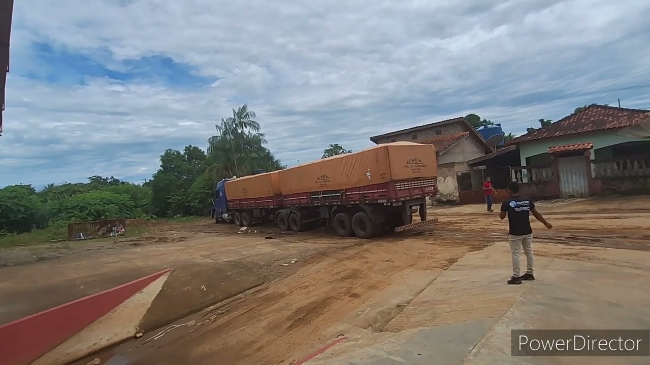 Manobra difícil com o bitrem ...