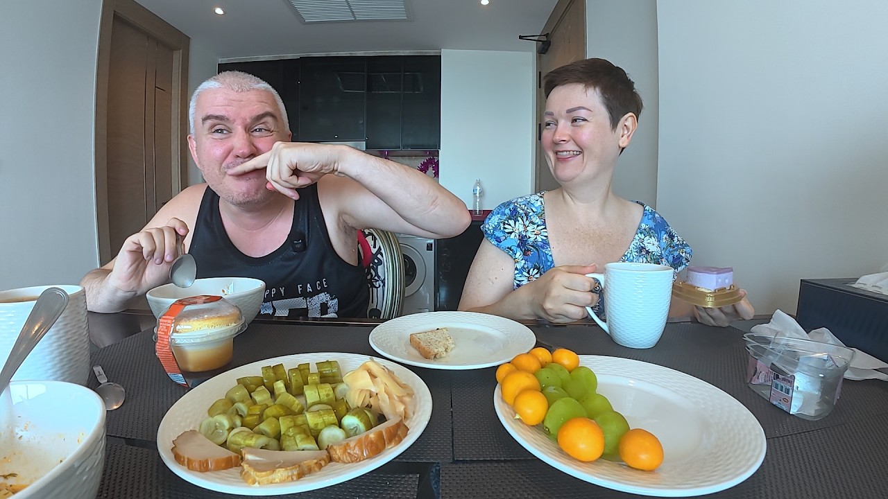 Мукбанг Вован ОТРЫВАЕТСЯ по вкусняшкам БЕЗ меня, ДОРВАЛСЯ! БОЛТАЕМ на разные темы и Семейный обед
