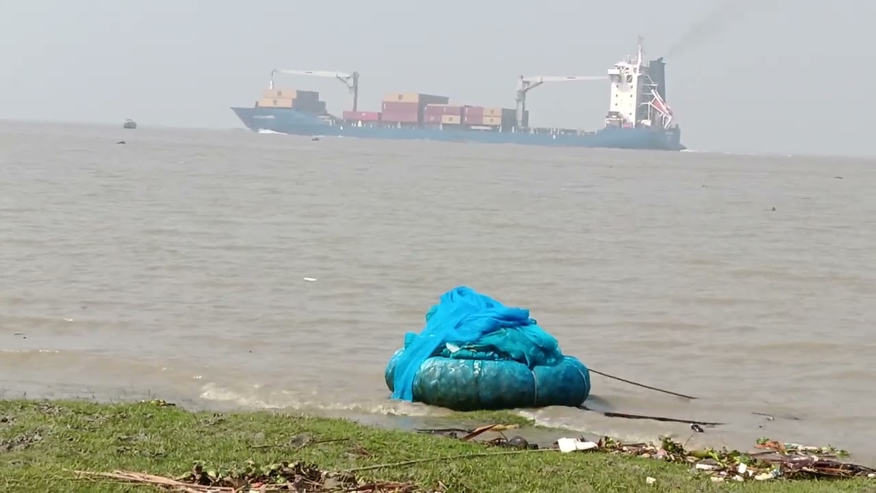 Big Ship/ হুগলি নদী দিয়ে বড় বড় জাহাজ নদী দিয়ে কিভাবে যাচ্ছে দেখুন এবং ঢেউয়ের প্রভাব টা দেখুন 