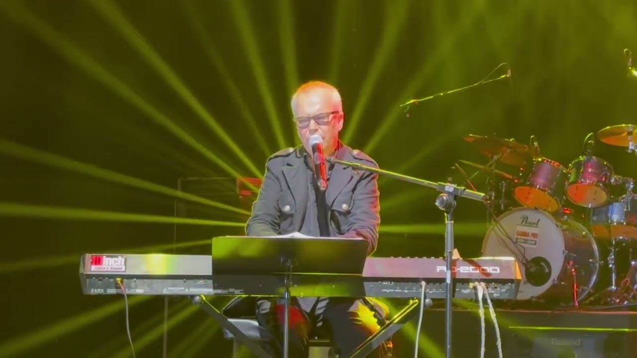 FRA LIPPO LIPPI’s Per Sorensen Performing “Beauty And Madness” Live Performance in Manila