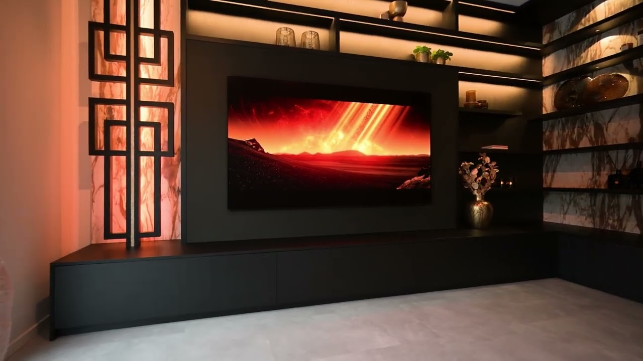 Cinewall met haard en maatwerk kastenwand in hoogwaardige afwerking