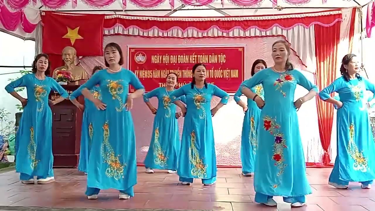 Tổ dân vũ xóm Đình thôn Phú Ân dự ngày đại đoàn kết toàn dân tộc 2025