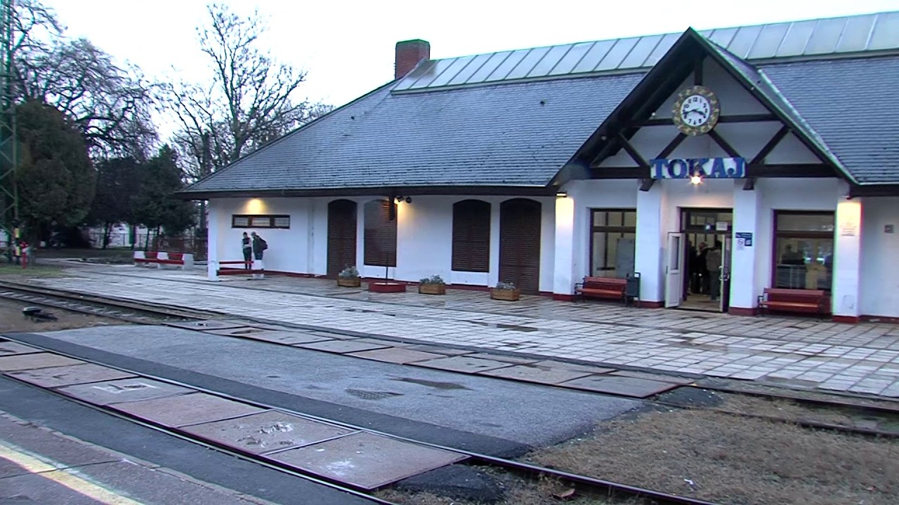 MEGÚJUL A TOKAJI VASÚTÁLLOMÁS