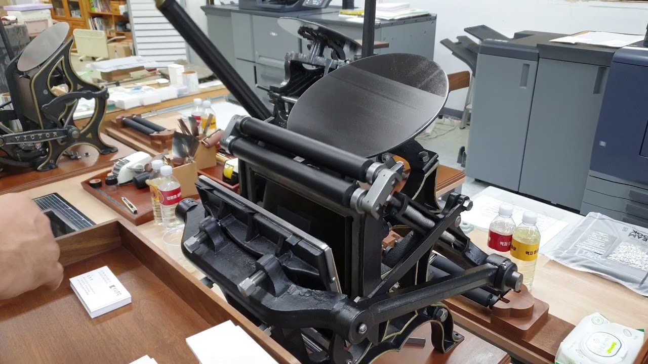 Create business cards with letterpress tabletop equipment