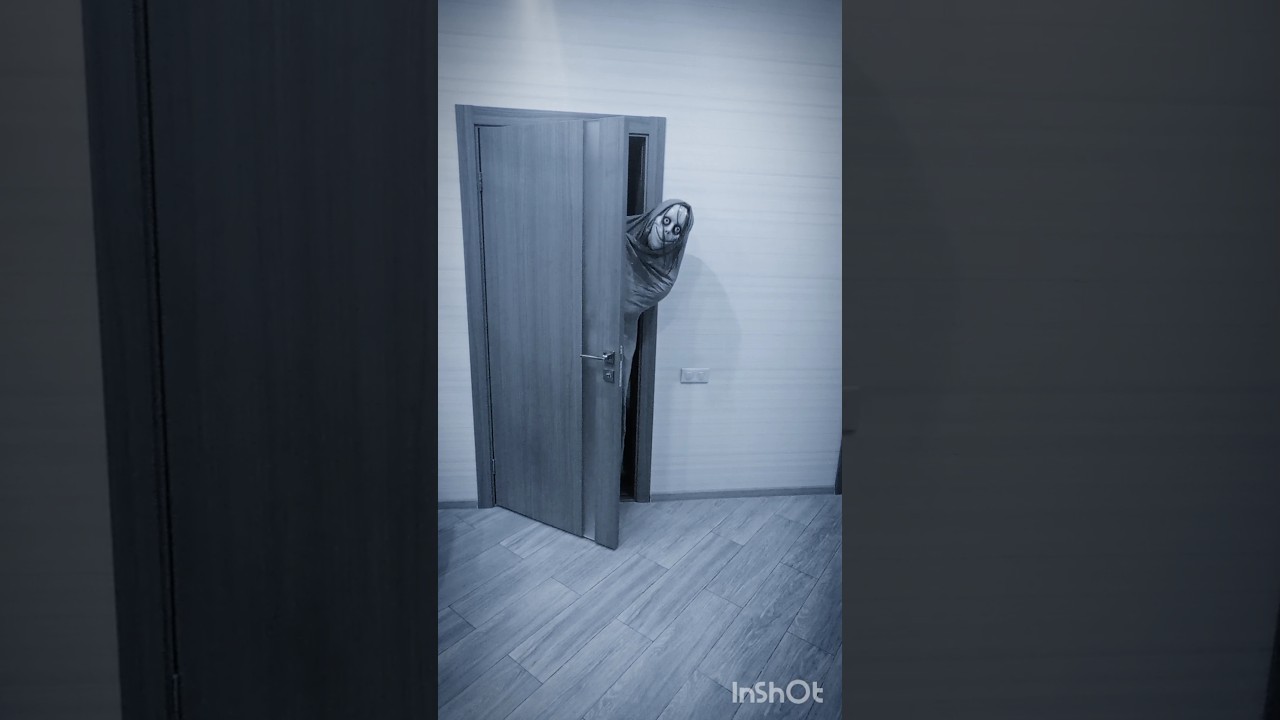 Момо поймала хейтера в ванной #мистика #бабайка #момо #призрак #косплей #монстр #ужасы #shorts