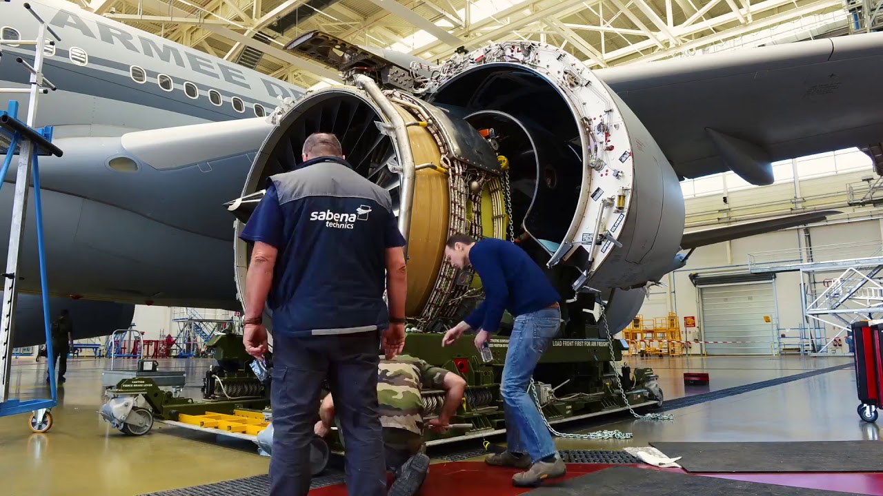 NIJL Aircraft Docking MRTT A330 equipment in use at Base a&eacute;rienne 125 Istres, ADC Olivier & AVT Axel