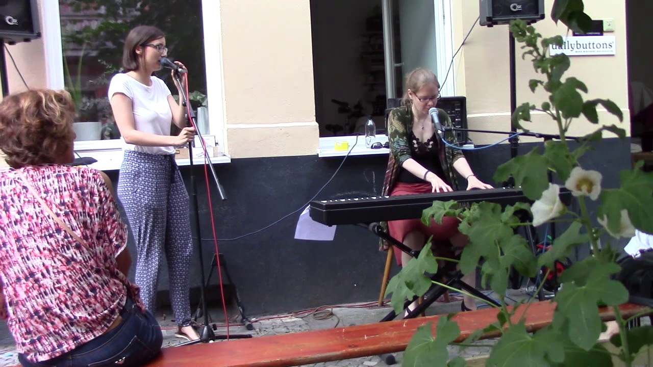 Jessica & Nadin singen 