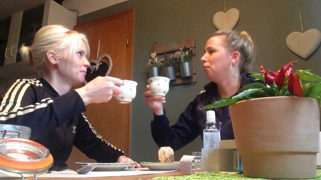 Anneliese und Elfriede gönnen sich Melissengeist
