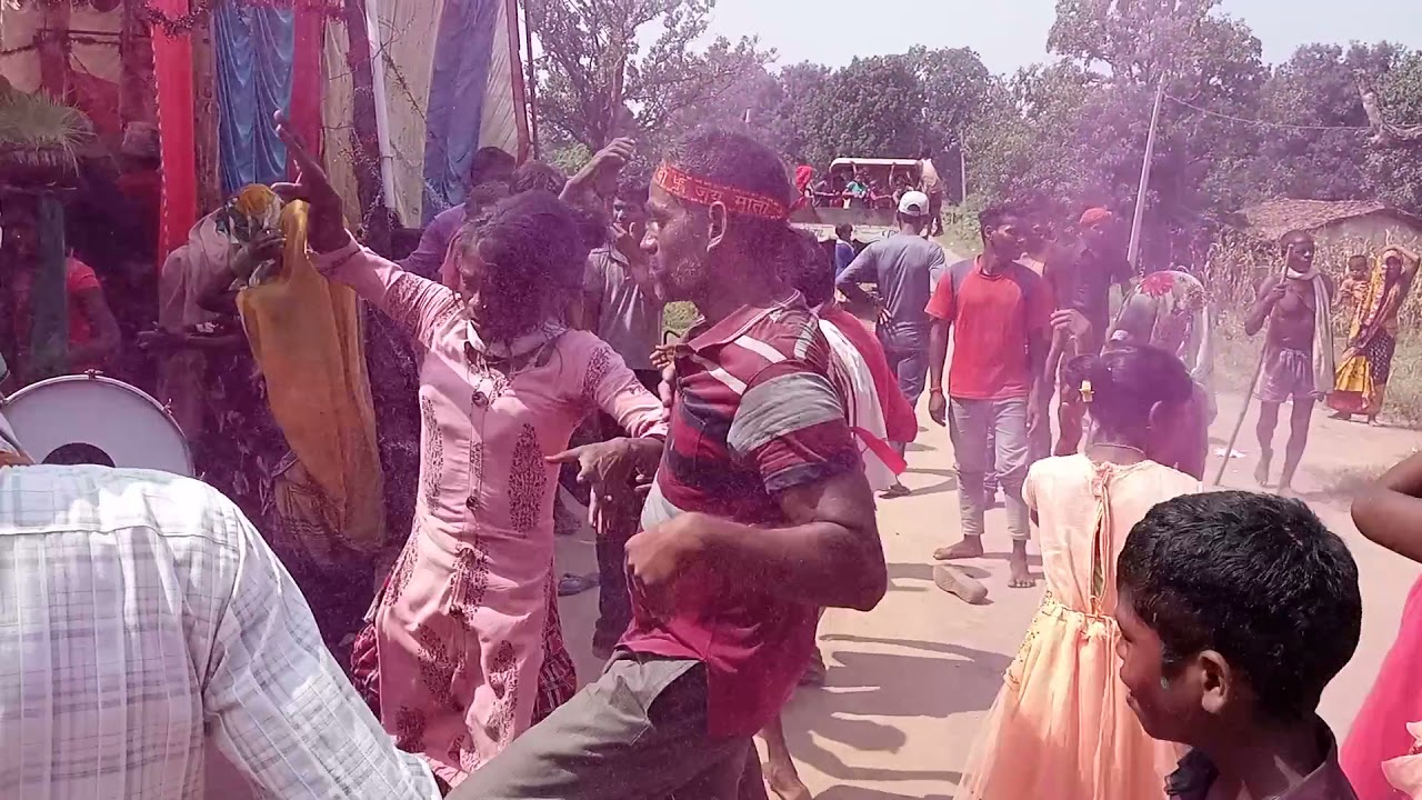 धमाकेदार बैंड बाजा में काली के डांस के साथ दुर्गा विसर्जन