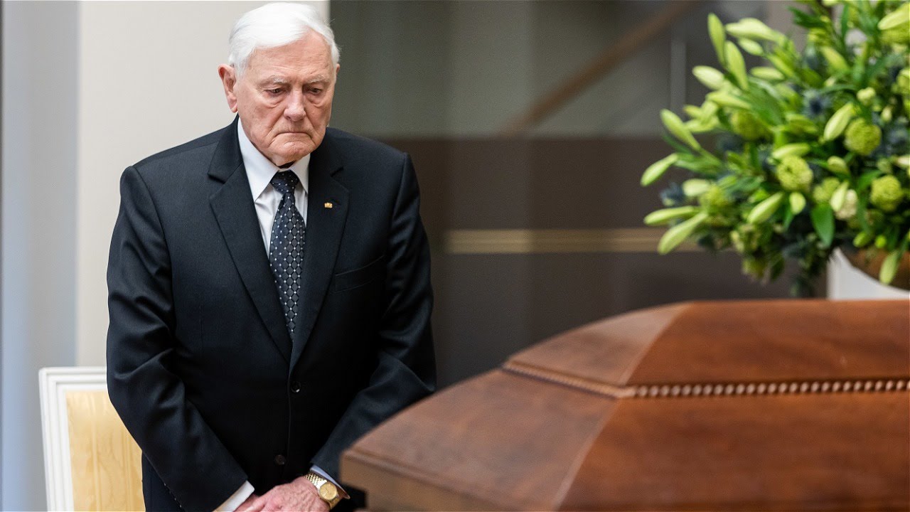 Lietuva atsisveikina su A.Adamkiene: buvusią pirmąja ponią išlydi eilės žmonių ir šalies vadovų