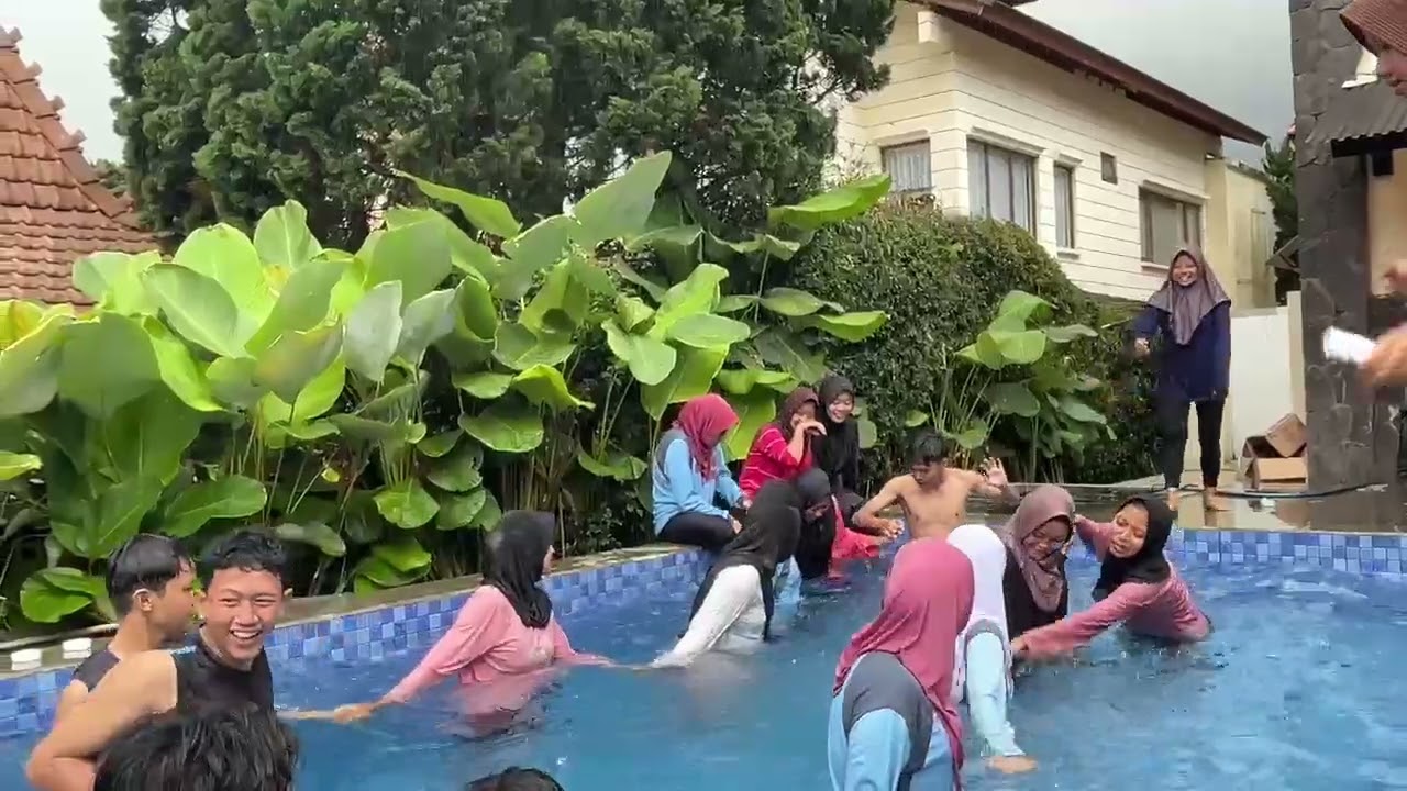estafet sarung di kolam