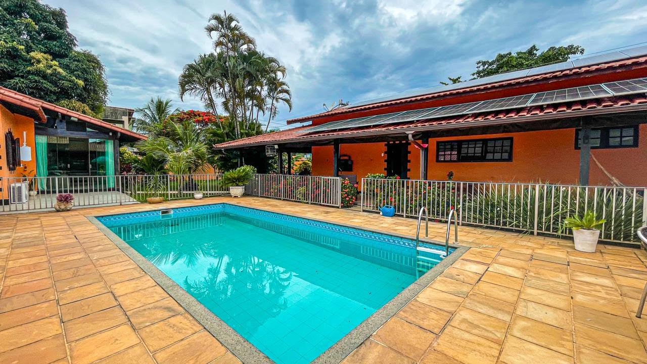 PARECE SÍTIO!!  CASA EM CONDOMÍNIO COLADO NO CENTRO DE MARICÁ/RJ 😍  5 QTS, PISCINA E CHURRASQUEIRA