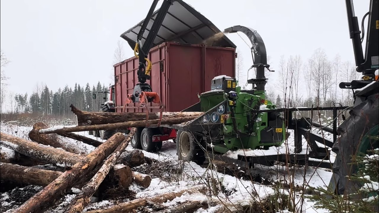 Talvinen hakketus urakka. Ensi metrit myös uudella Koukku kärryllä ja hakekontilla. Heizohack 6-300