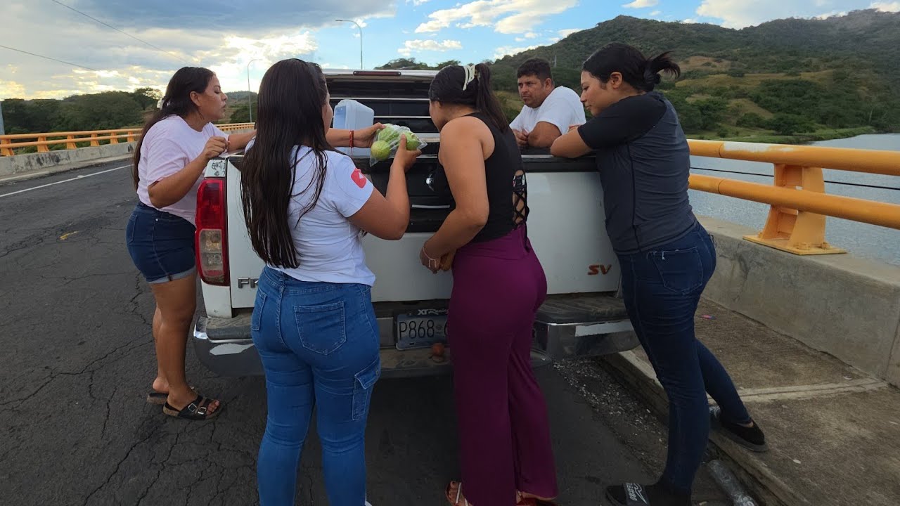 🔴😲Nos encontramos unos ricos cocos en el puente de lempa /CHICAS SALVADOREÑAS 