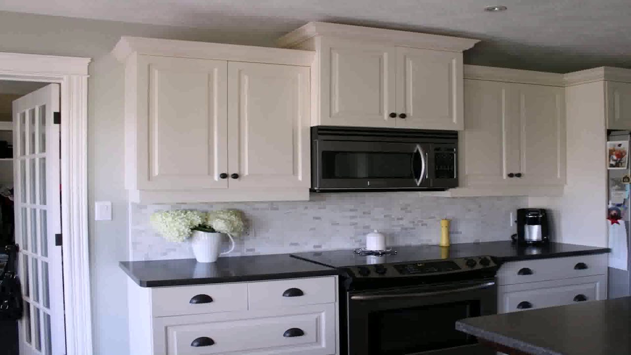 Kitchen Backsplash With Black Granite Countertops And White Cabinets